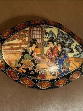 Vtg Royal Satsuma Hand Painted Ceramic Covered Jewelry/Trinket Box